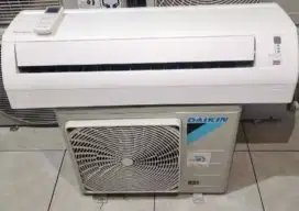Ac Daikin 1/2pk putih mulus