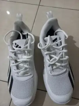 Dijual 1 pasang sepatu tenis Adidas warna putih no.40