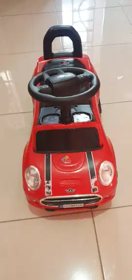 Mainan anak warna merah