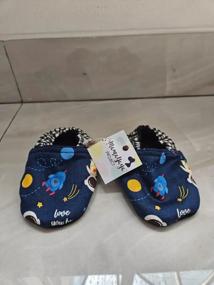 Sepatu bayi usia 6-9 bulan