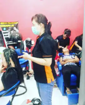 DICARI SEGERA KAPSTER WANITA UNTUK SALON
