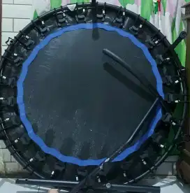 Trampolin hemkop jump