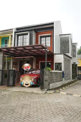 BU!RUMAH 2Lantai,Depan Taman-Full Bonus,Strategis,Harga Dibawah pasar!