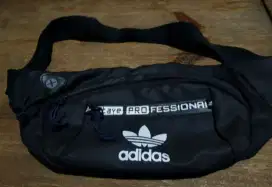 Preloved Jarang Pakai,Tas Adidas slempang kecil.Mulus kayak Baru