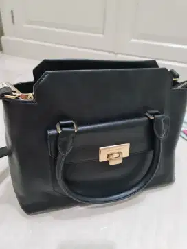 Tas Hitam Charles & Keith ada tali panjang