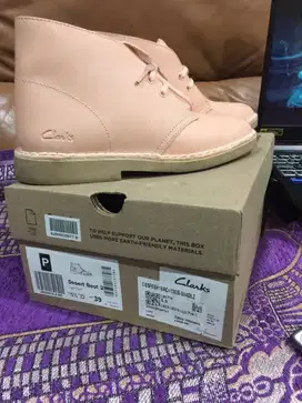 Clarks Dessert Boot in Light Pink Authentic-Unisex (VVGC)