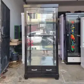 Lemari pajangan 2 pintu