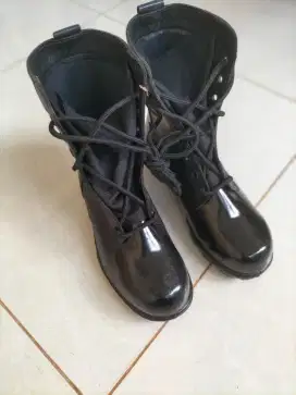 Sepatu kulit asli