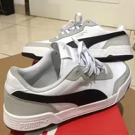 Sepatu sneakers PUMA caracal White-Black Grey. Original authentic