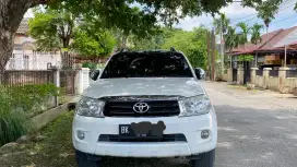 Toyota Fortuner V 4×4 2010 Putih