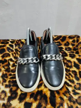 Sepatu slip on Givenchy