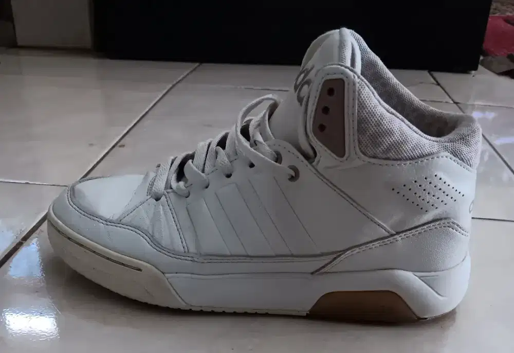 Sepatu adidas (kulit) size 37,5