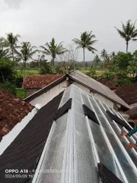 Pemasangan rangka atap baja ringan dan genteng metal murah bergaransi