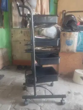 Rak salon bekas bagus terbuat dari besi