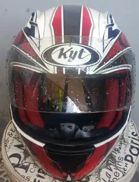 Merek helm KyT putih merah UK/M