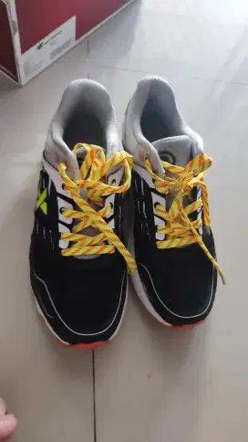 Sepatu lari pria XTEP nego