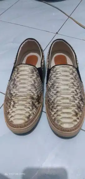 Sepatu kulit asli