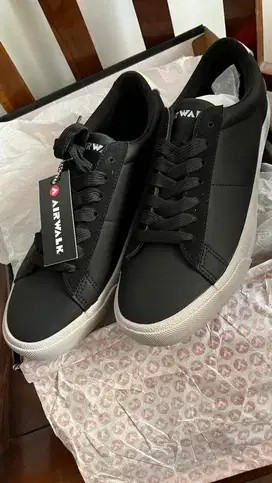 AIRWALK TAYDEN BLACK SHOES (UNISEX) NEW!!!