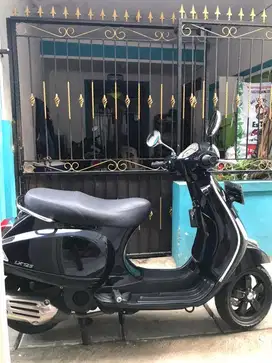 Vespa LX IGET 125 Hitam