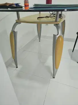 MEJA Makan kaca kondisi 95%, model kaca