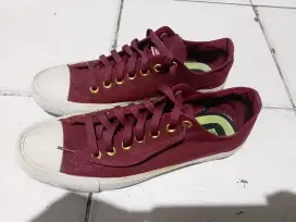 Sepatu Converse size 42 maroon