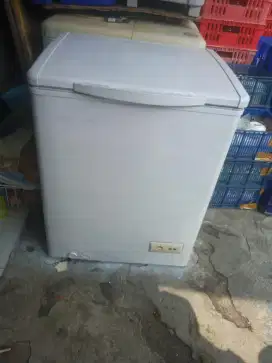 Di jual freezer box q100 liter merek modena