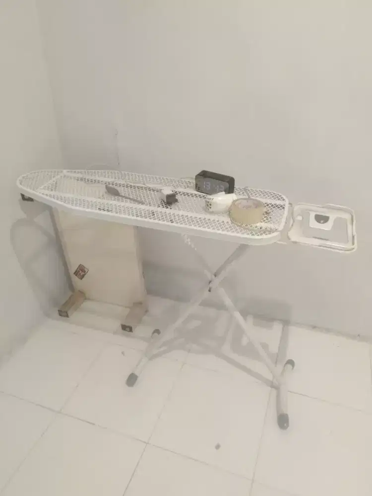 Meja gosokan jual cepat. Jual cepat