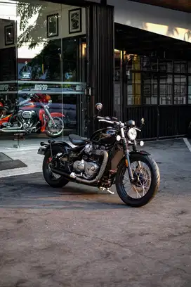 TRIUMPH BONNEVILLE BOBBER 2017 FULL PAPER LIKE NEW MULUS