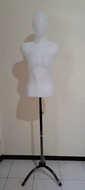 Maneki/ Patung Baju Perempuan