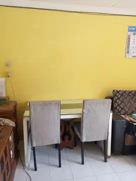 Meja makan dan kursi