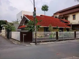 Rumah Hook  di Dalam Perumahan di Pinggir Jalan Besar