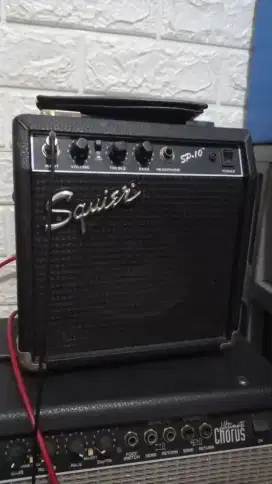 Ampli gitar amplifier gitar squier SP 10 untuk latihan di kamar