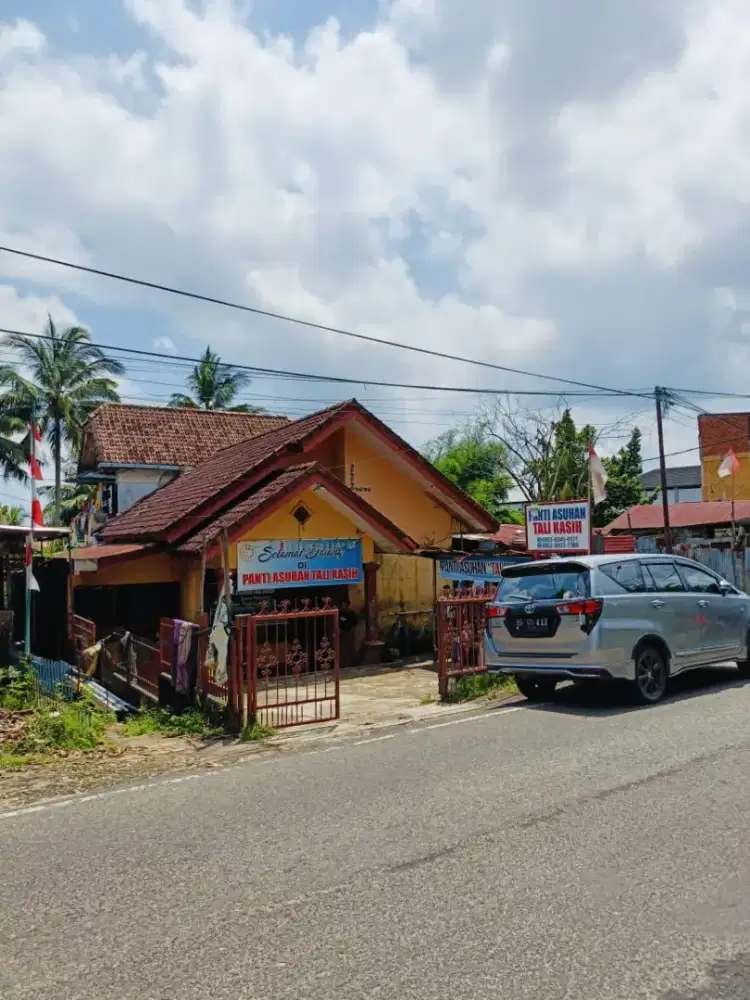 Rumah Lahan Luas Pinggir Jalan Raya