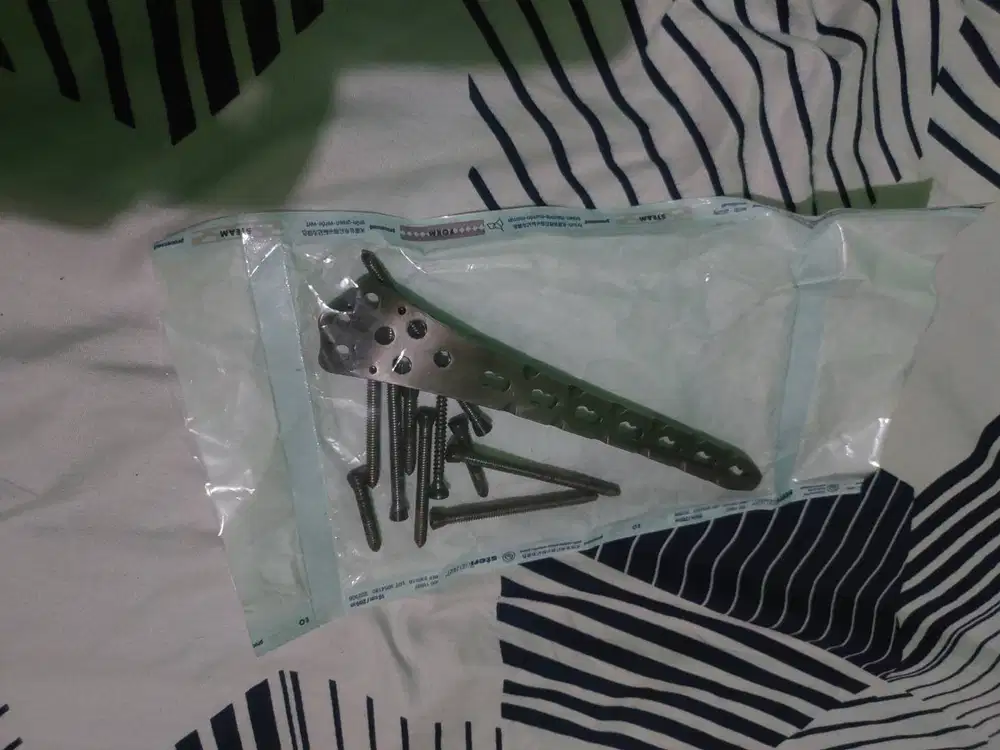 Pen platina untuk tulang paha