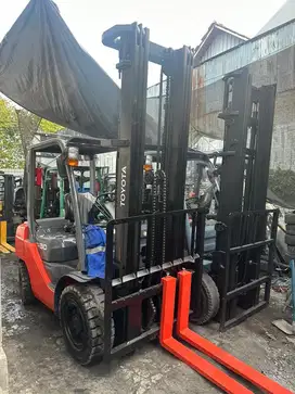 Forklift BeKas TOYOTA SURABAYA 8fd30 TRILIFT 5.5 meter