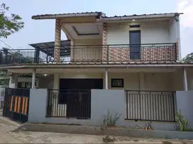 Di Jual Rumah 2 Lantai, langsung akses Jalan, Nyaman & Strategis