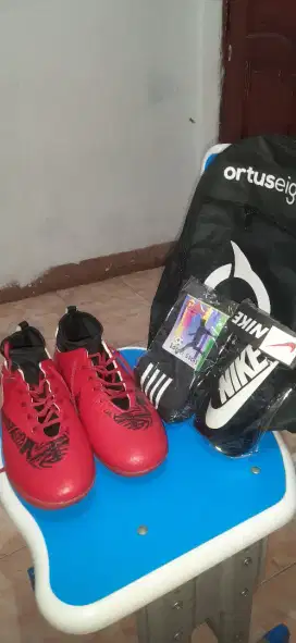 Sepatu futsal uk 42 free kaos kaki/decker/tas
