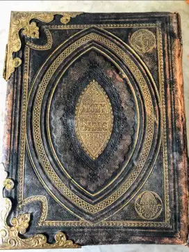 dijual Alkitab tua /Holly Bible  th 1788 berbahasa inggris