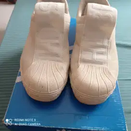 Sepatu wanita merk Adidas
