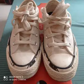 Sepatu wanita merk Converse