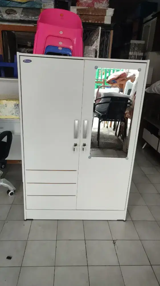 lemari pakaian kecil