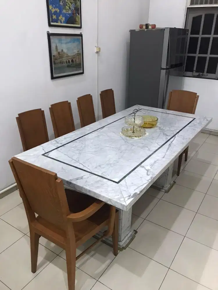 Meja dan kursi Makan