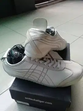 Sepatu onitsuka size 42.43 kulit asli