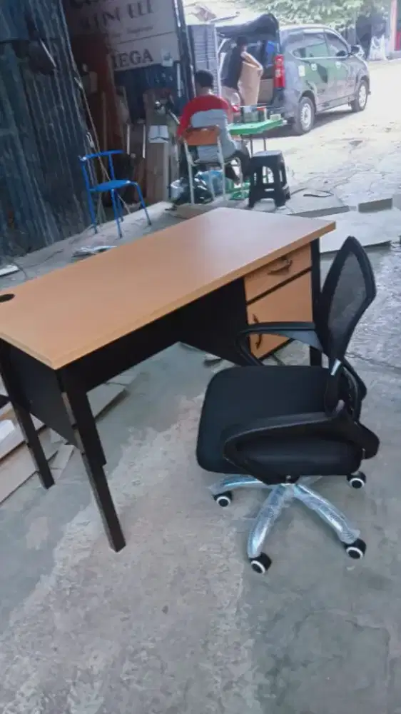 Meja kerja+ kursi staf baru