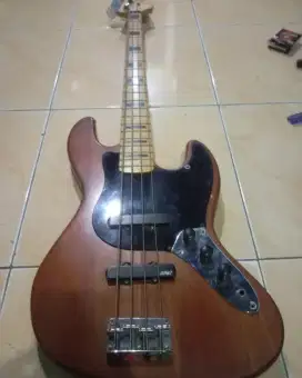 Bass Elektrik Fender Costum Mulus