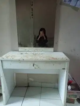 Dijual meja rias kondisi second merk: INFORMA. Dibeli tahun 2016.