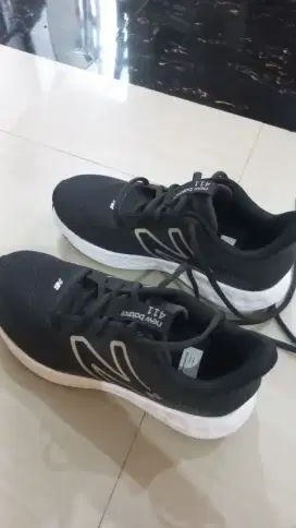 Sepatu Running New Balance 411 Hitam Size 36,5 Original