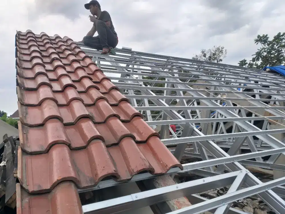 Bongkar atap kayu dn pasang baja ringan