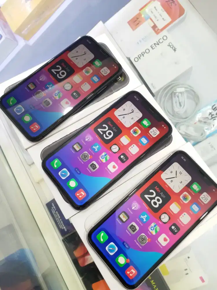 IPHONE  11  64 GB (Semua kartu sim bisa)
