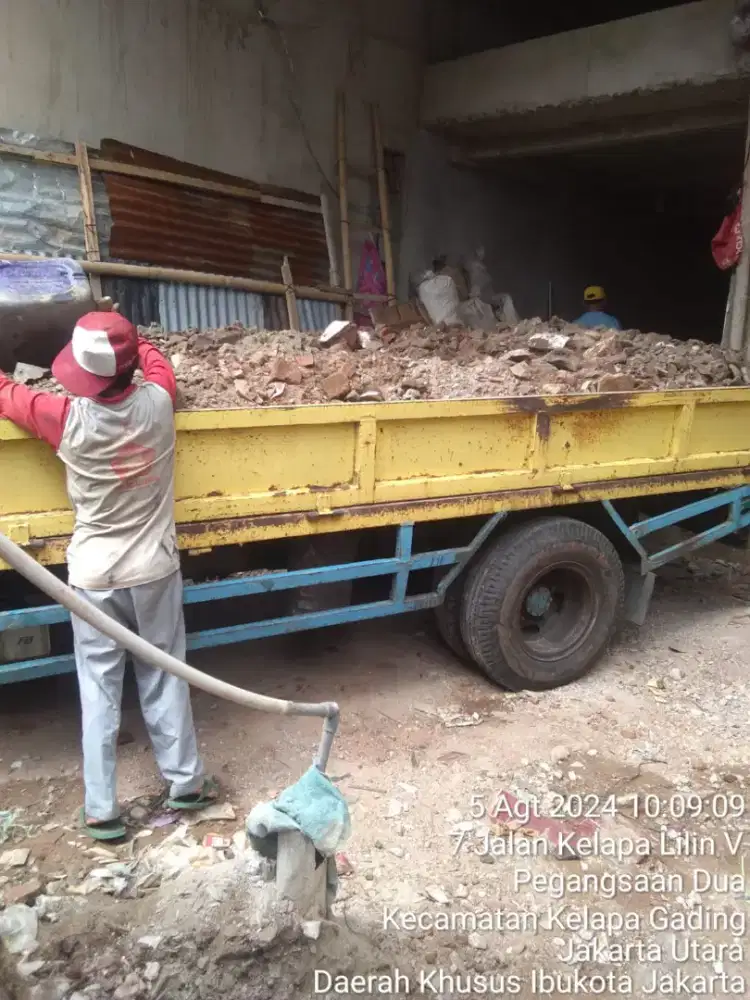 Urugan puing , material tanah merah dan buang barang bekas
